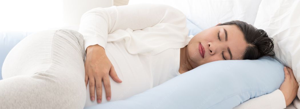 آیا تخت خوابیدن در بارداری خطر دارد؟ روش‎‌های مناسب خوابیدن در دوران بارداری