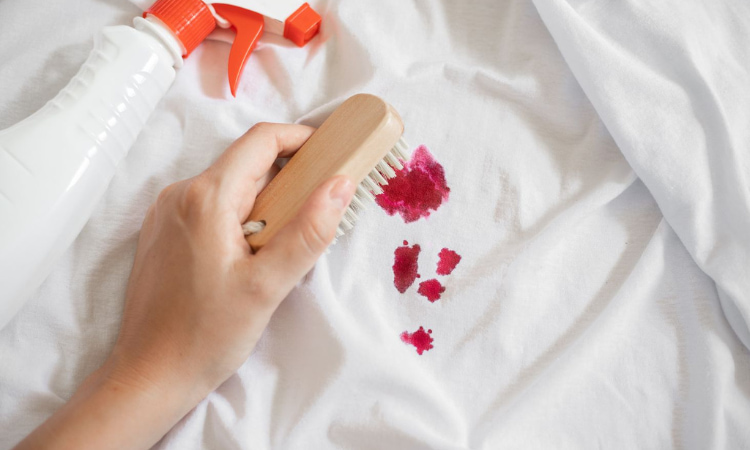 روش‌های ساده و موثر برای پاک کردن لکه خون از تشک