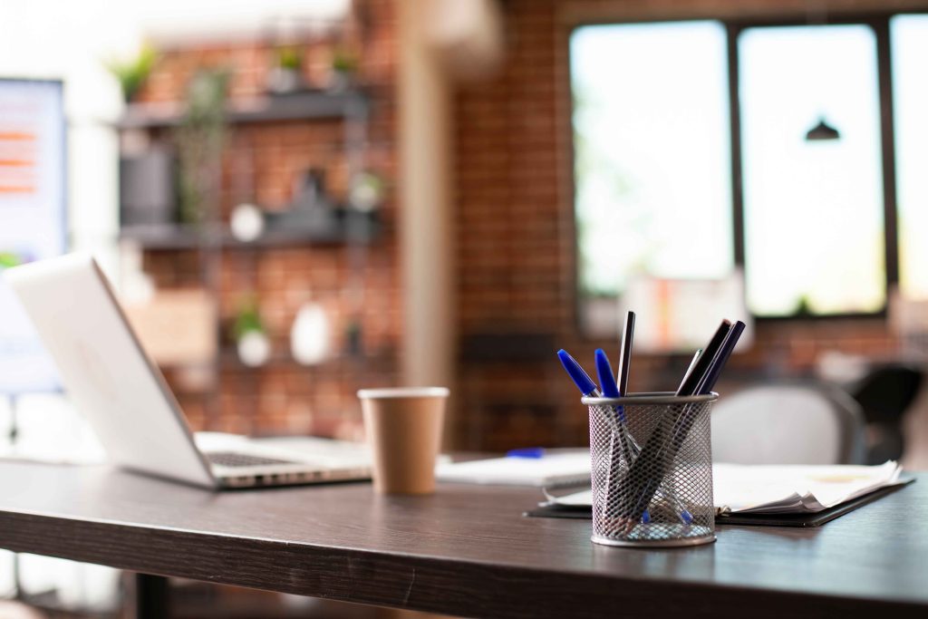 فضای کار خسته‌کننده‌ست؟ ۳ ایده ساده دکور با میز تحریر چوبی برای تمرکز بیشتر