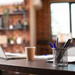 فضای کار خستهکنندهست؟ ۳ ایده ساده دکور با میز تحریر چوبی برای تمرکز بیشتر