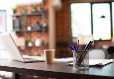 فضای کار خسته‌کننده‌ست؟ ۳ ایده ساده دکور با میز تحریر چوبی برای تمرکز بیشتر