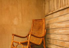 تخت و مبلمان چوبی‌ات لک گرفت؟ بهترین روش تمیز کردن چوب بدون آسیب یا رنگ‌پریدگی